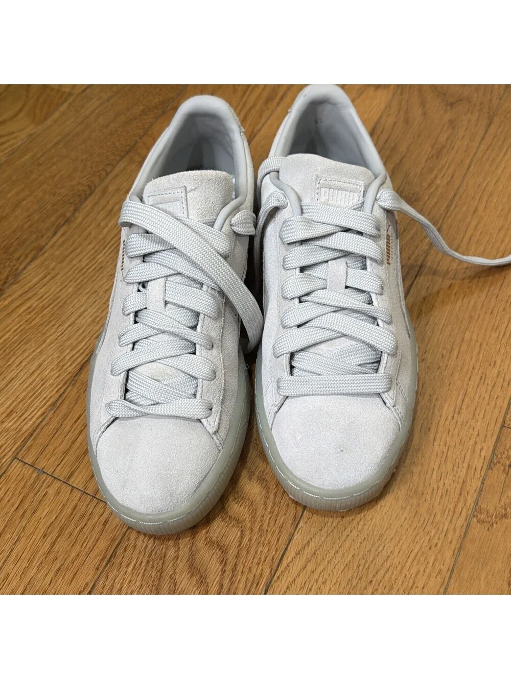 Size 8.5 US Women’s PUMA Suede Gray Suede Low Top Lace-Up Sneakers